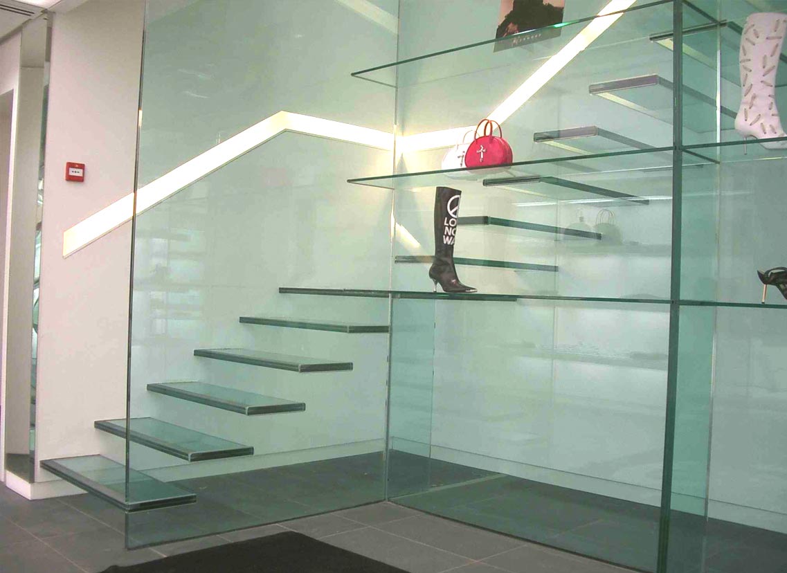 We work with glass, aluminium and composites